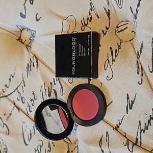Pressed mineral blush